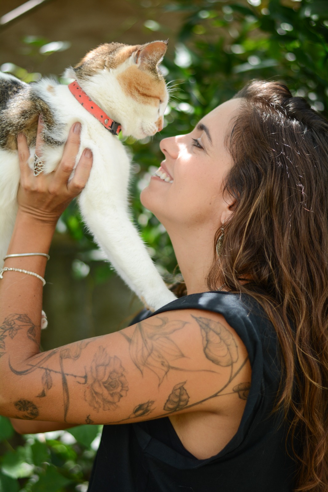 Luiza Artacho com um cachorro no colo