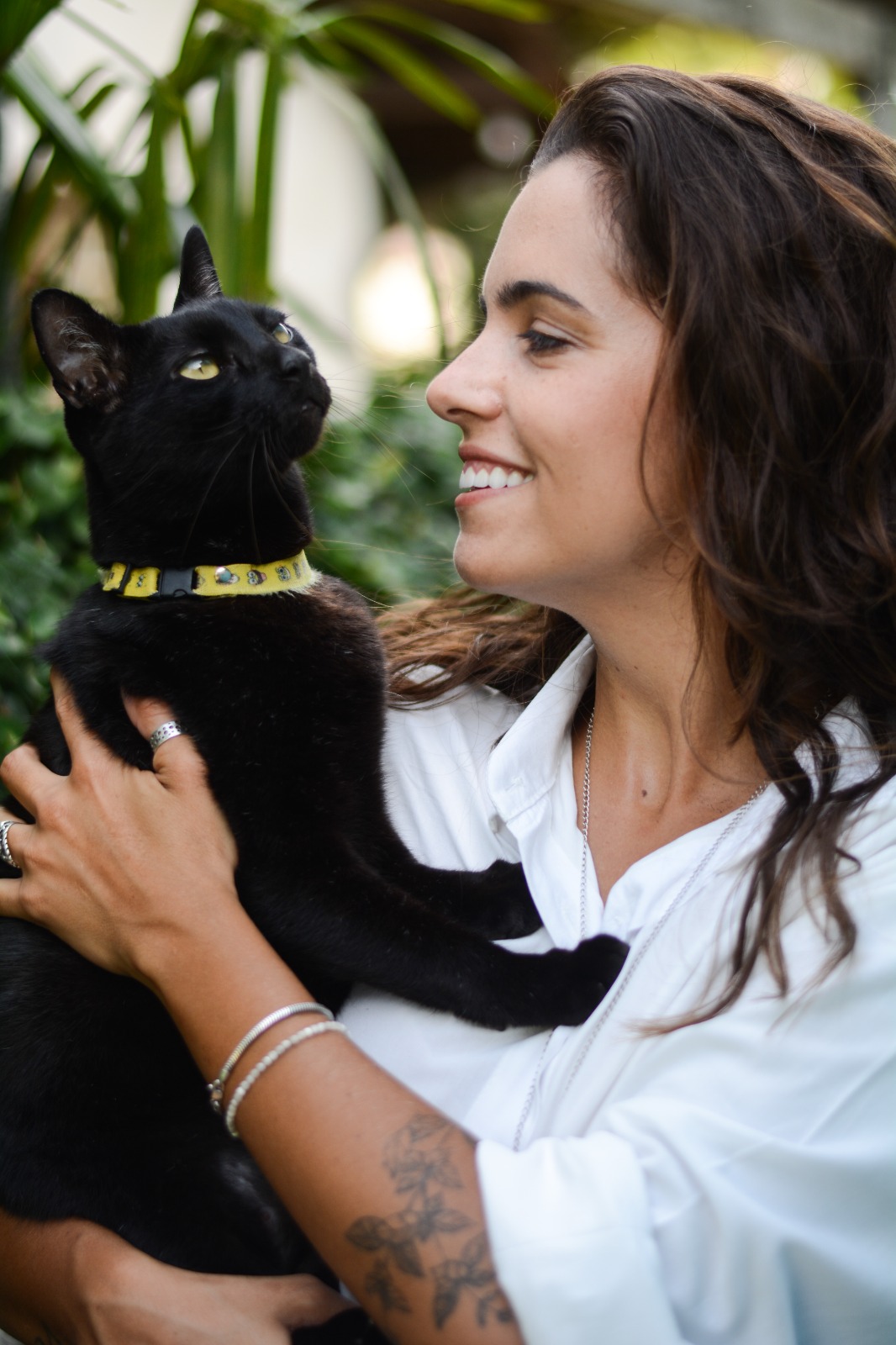 Luiza Artacho com um gato preto no colo